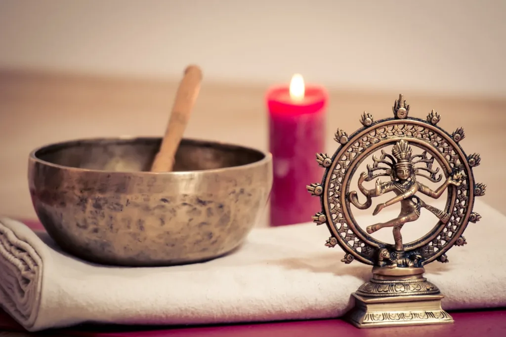 Klangschale, Kerze und Shiva als Dekoration bei Dein Yogaraum in Schorndorf