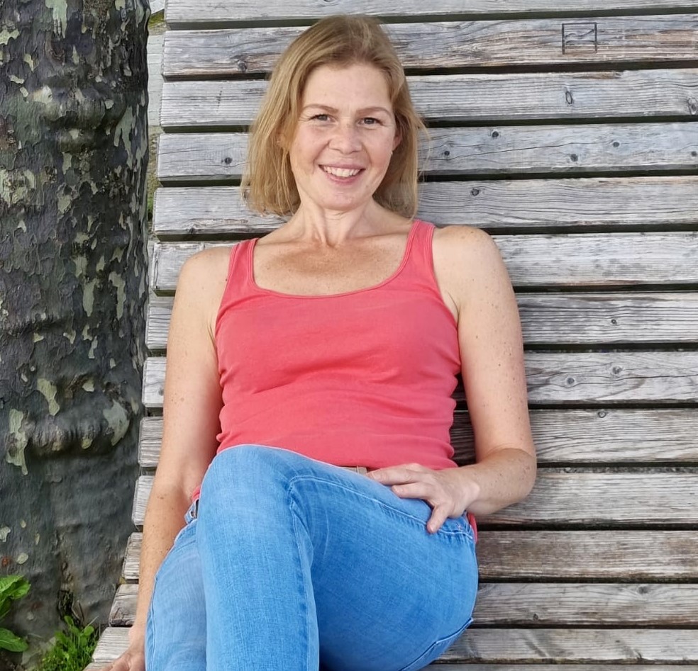 Yogalehrerin und Yogatherapeutin Heike unterrichtet Hatha Yoga am Morgen in Schorndorf