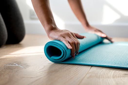 Matte ausrollen um einen entspannten Abend mit Yoga genießen zu können.