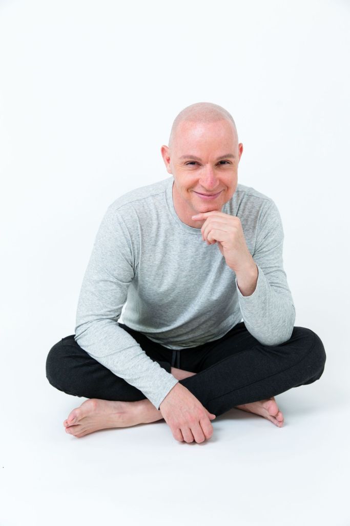 René Hug, ein erfahrener Yin Restorative Yogalehrer