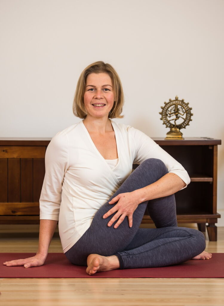 Hatha Yoga: Frau im Drehsitz - Ardha Matsyendrasana